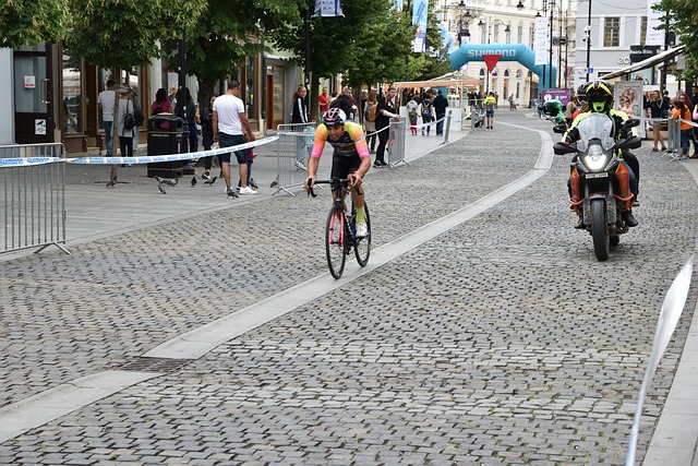 国家德比皇马2-1巴萨5分领跑 近6轮巴萨比皇马多拿9分反超4分